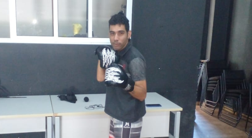 Atleta e professor de Boxe com paralisia cerebral, Tiago Oliveira sonha em conhecer Acelino Popó&nbsp;Freitas