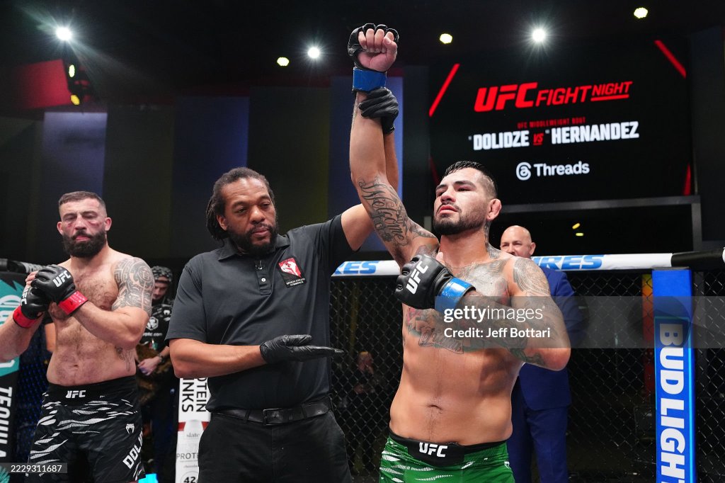 UFC On ESPN 72: Com finalização insana, Anthony Hernandez vence Roman Dolidze e 3 de 5 brasileiros triunfam; confira os resultados&nbsp;completos