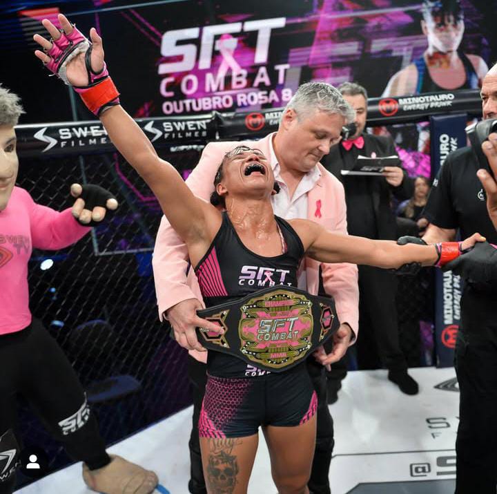 SFT 58 – Outubro Rosa 8: Bianca Sattelmayer vence ex-LFA Xiomara Piriz e mantém cinturão&nbsp;peso-palha