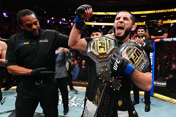 UFC 322: Makhachev domina Della Maddalena e conquista cinturão dos meio-médios; Shevchenko refuta jogo de Zhang e mantém título&nbsp;peso-palha